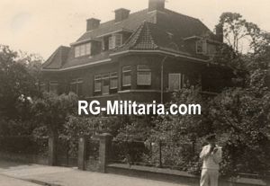 Original WW2 German Photo - German Kriegsmarine soldier looking in …