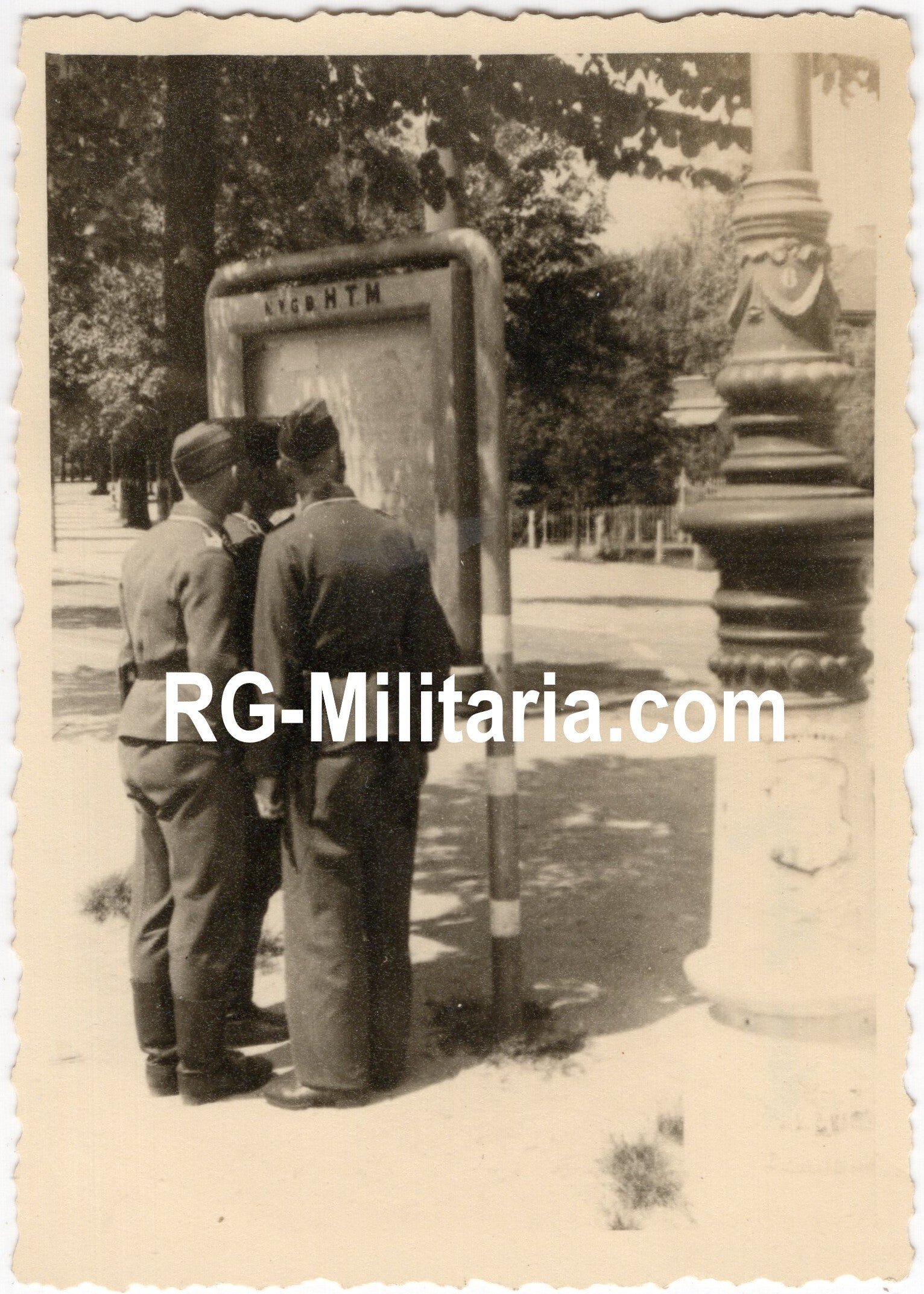 Original WW2 German Photo - German soldiers looking at an HTM sign, The Hague, Netherlands (1943) — image 3