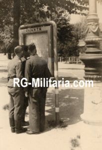 Original WW2 German Photo - German soldiers looking at an …
