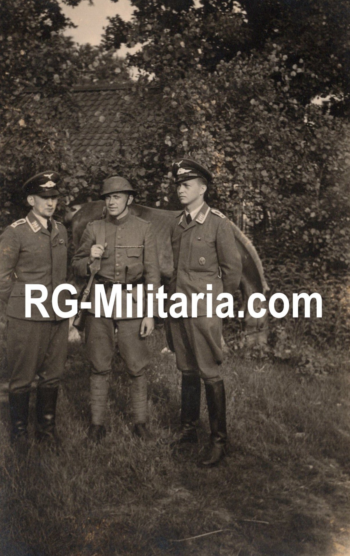 Original WW2 German Photo - Dutch POW soldier with Luftwaffe soldiers, Holland (1940) — image 3