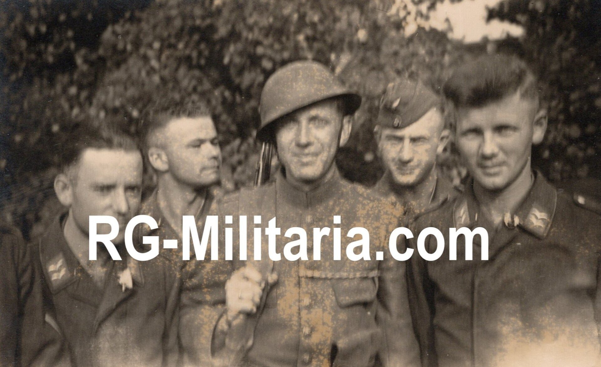 Original WW2 German Photo - Dutch POW soldier with Luftwaffe soldiers, Holland (1940) — image 4
