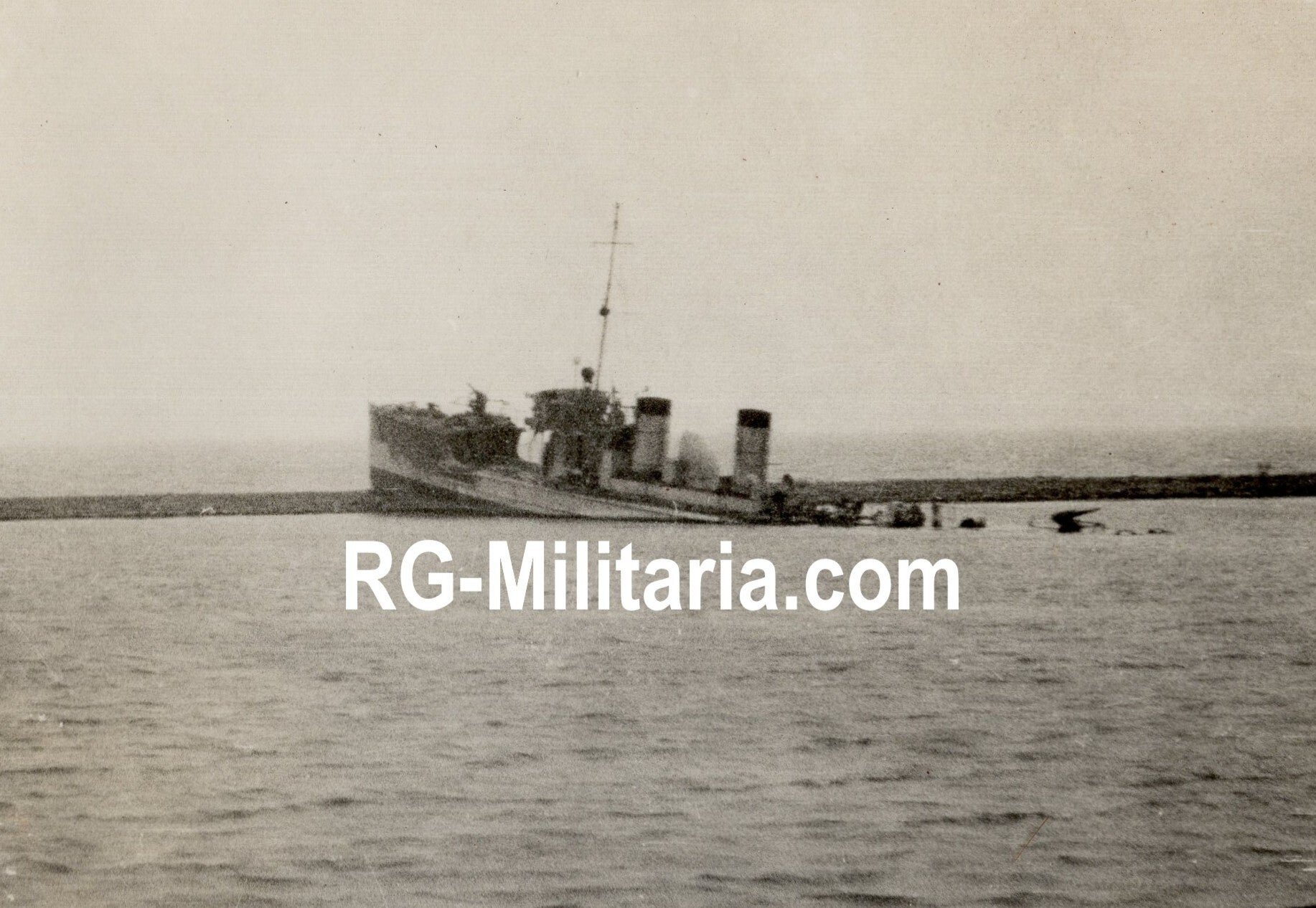 Original WW2 German Photo - Stuck military torpedo ship Hr. Ms. Z 3 in the harbor of Enkhuizen, Holland (1940) — image 4