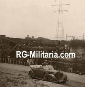 Original WW2 German Photo - Destroyed railway bridge with train …