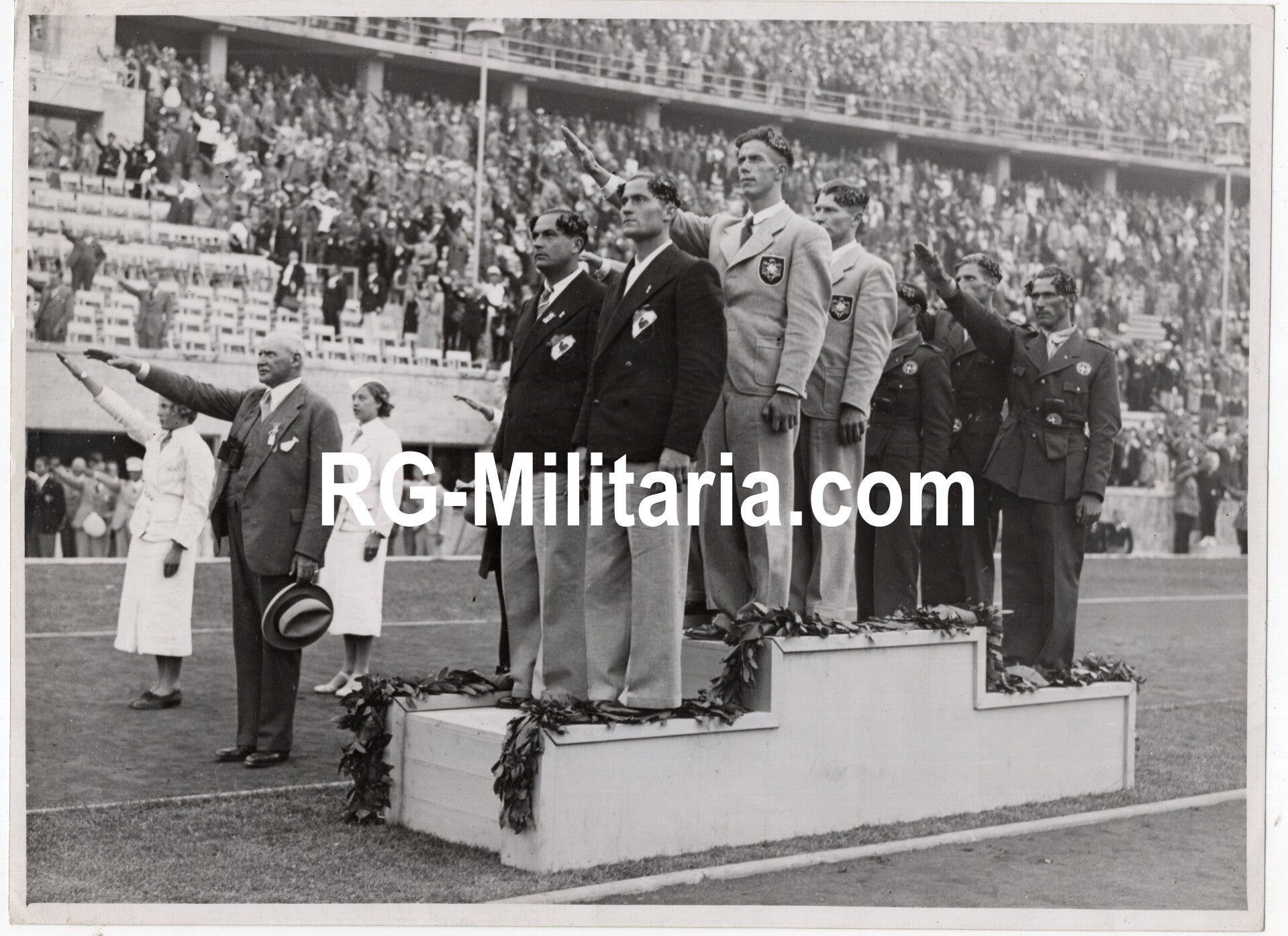 Original WW2 German Press Photo - Olympics, Olympic Games rowing podium saluting, Berlin (1936) — image 3