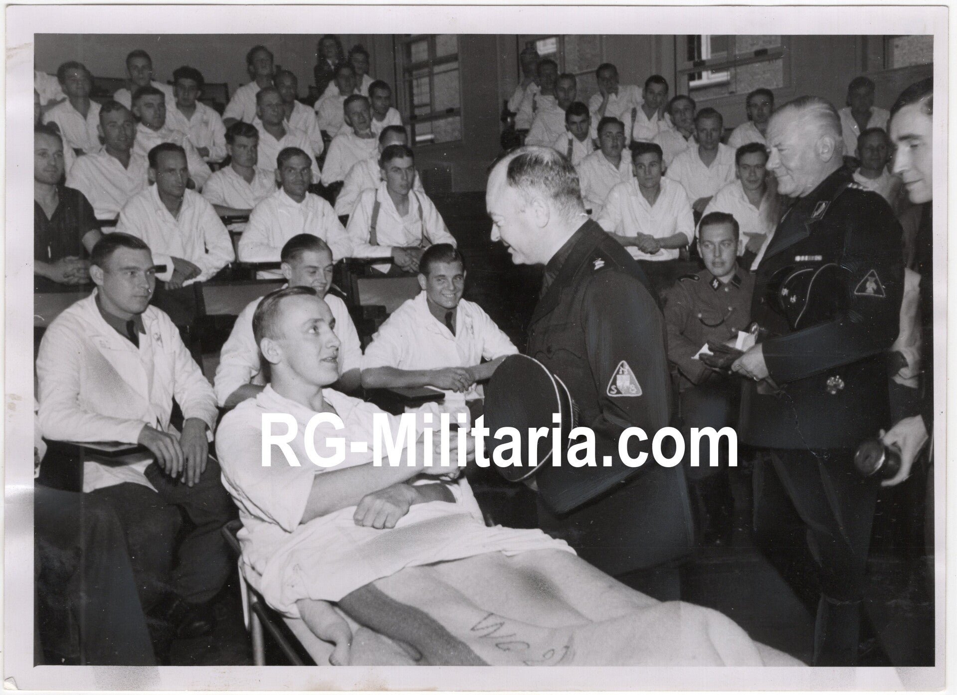Original WW2 Dutch Collaboration NSB Press Photo - Anton Mussert and Tonny Kessler visit a wounded soldier — image 3