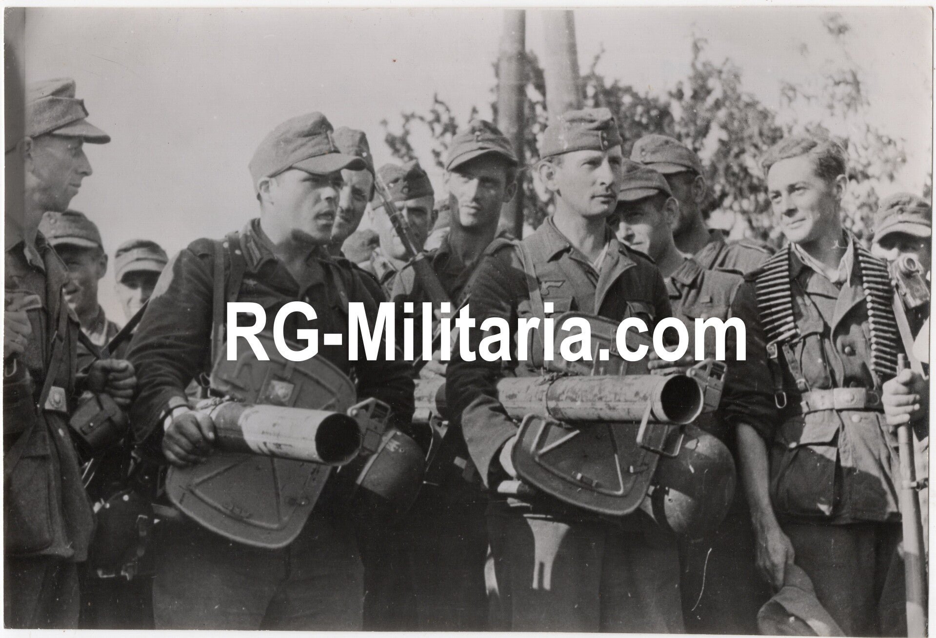 Original WW2 German Press Photo - German soldiers with Panzerschrek bazookas, Eastern Front (1944) — image 3