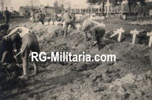 Original WW2 German Photo - Dutch soldiers burying KIA soldiers …