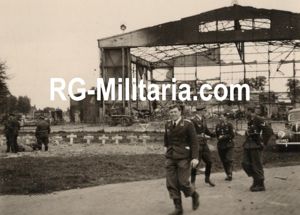 Original WW2 German Photo - German soldiers with Dutch field …
