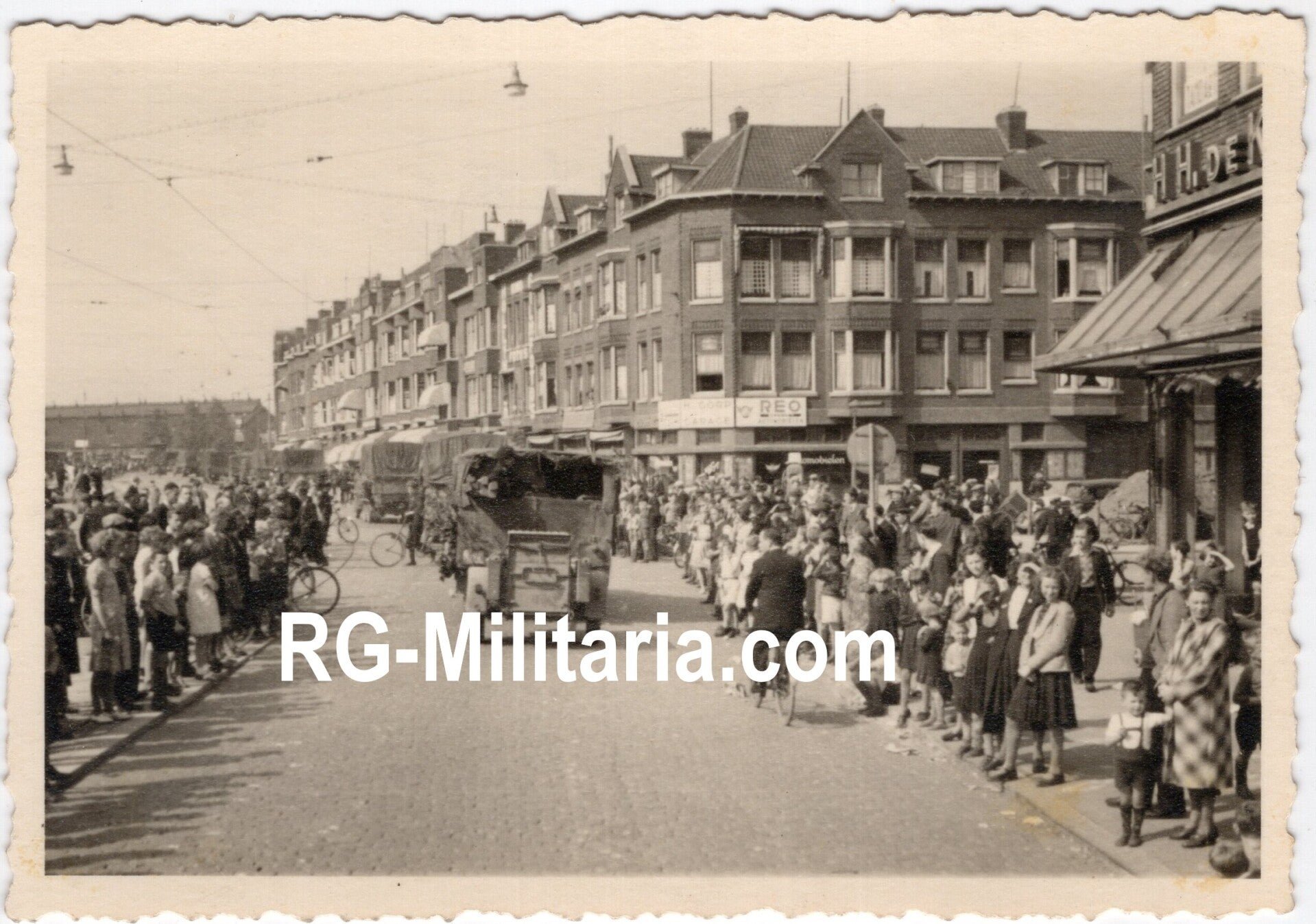Original WW2 German Photo - German trucks arrive in Rotterdam (1940) — image 3