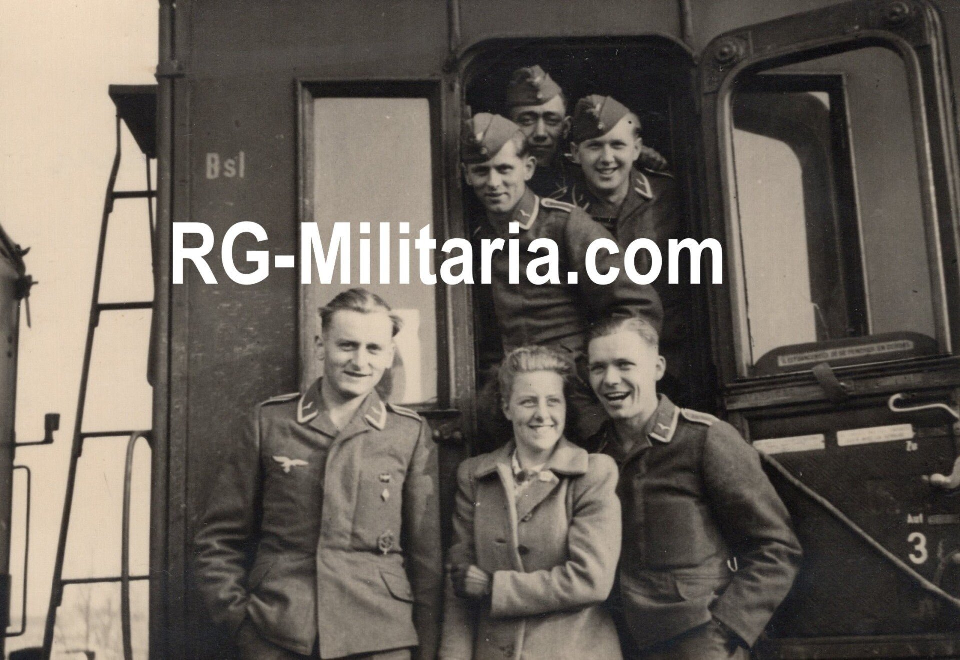 Original WW2 German Photo - German Luftwaffe with Dutch women, Rotterdam (1941) — image 3