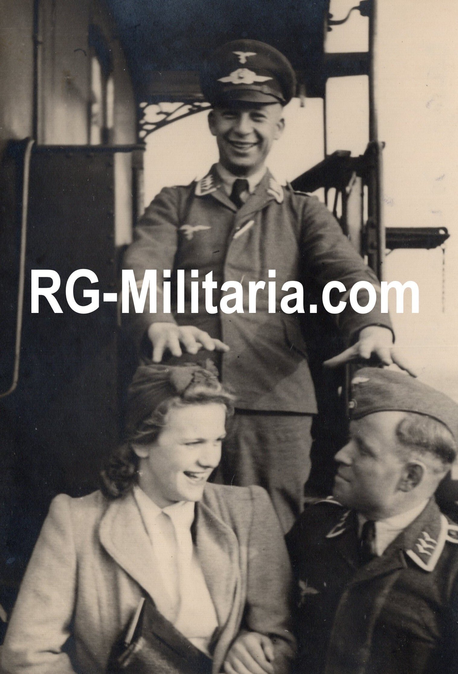 Original WW2 German Photo - German Luftwaffe with Dutch women, Rotterdam (1941) — image 4