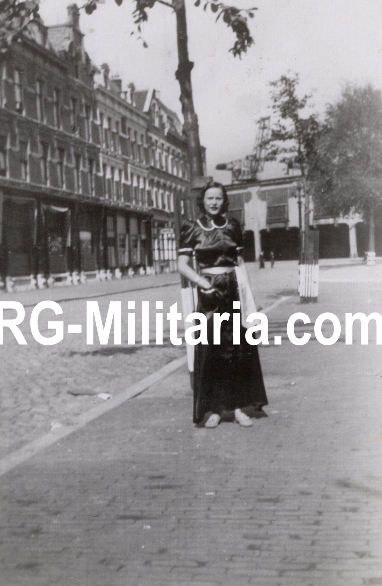 Original WW2 German Photo - German Luftwaffe with Dutch women, Rotterdam (1941) — image 5