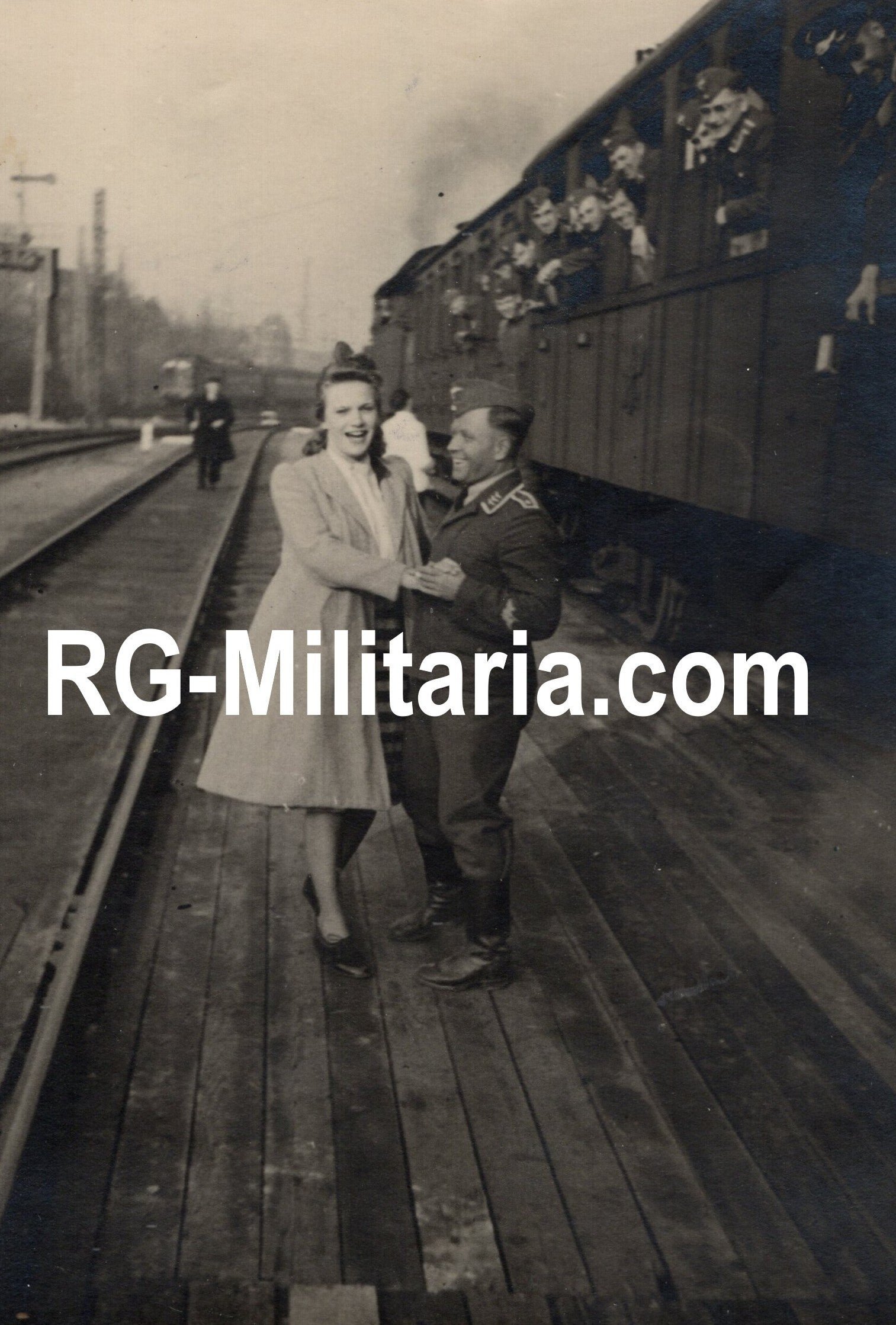 Original WW2 German Photo - German Luftwaffe with Dutch women, Rotterdam (1941) — image 8