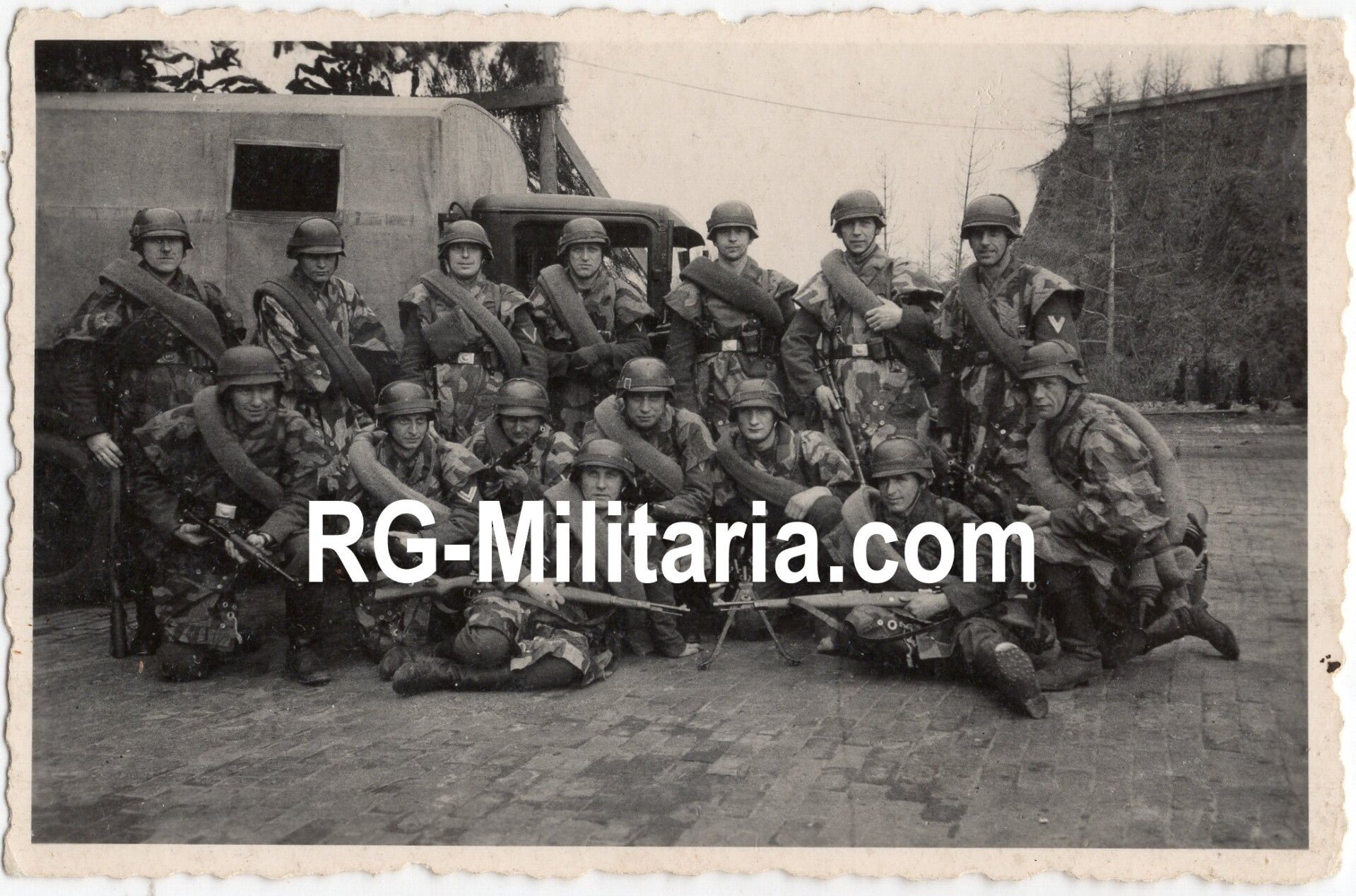 Original WW2 German Photo - Luftwaffe Fliegerhorst Bergen firebrigade group, Bergen, Noord-Holland — image 3