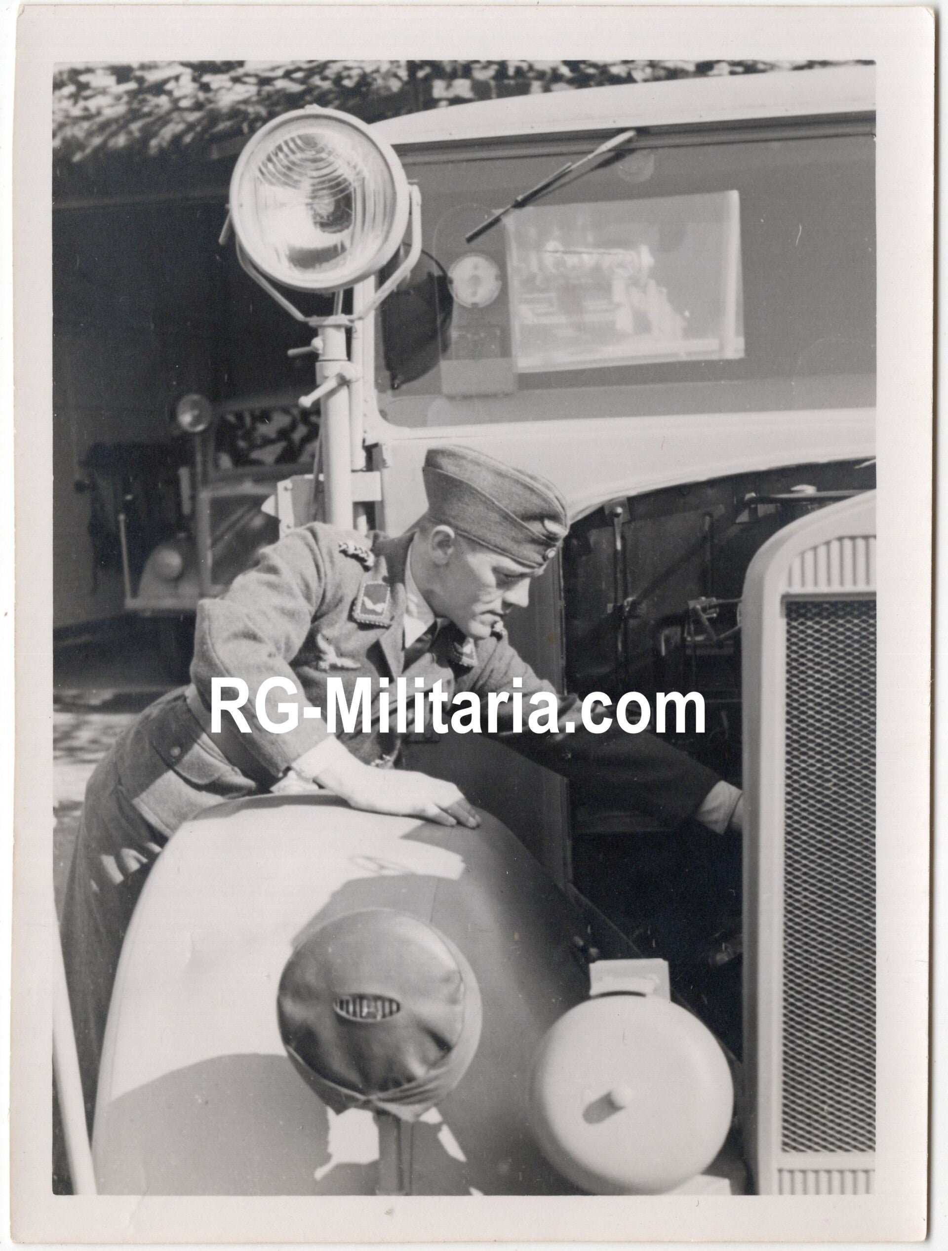 Original WW2 German Photo - Luftwaffe Fliegerhorst Bergen firebrigade Brandmeister Flasch with a firetruck, Bergen, Noord-Holland — image 3