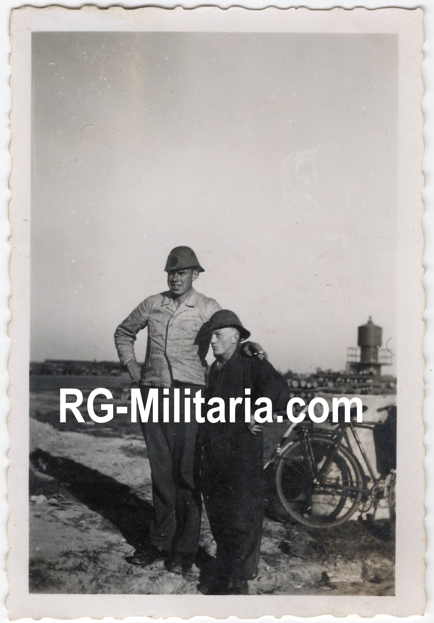 Original WW2 German Photo - Luftwaffe mechanics with Dutch helmets at Schiphol, Amsterdam, Holland (1940) — image 3