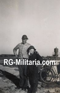 Original WW2 German Photo - Luftwaffe mechanics with Dutch helmets …