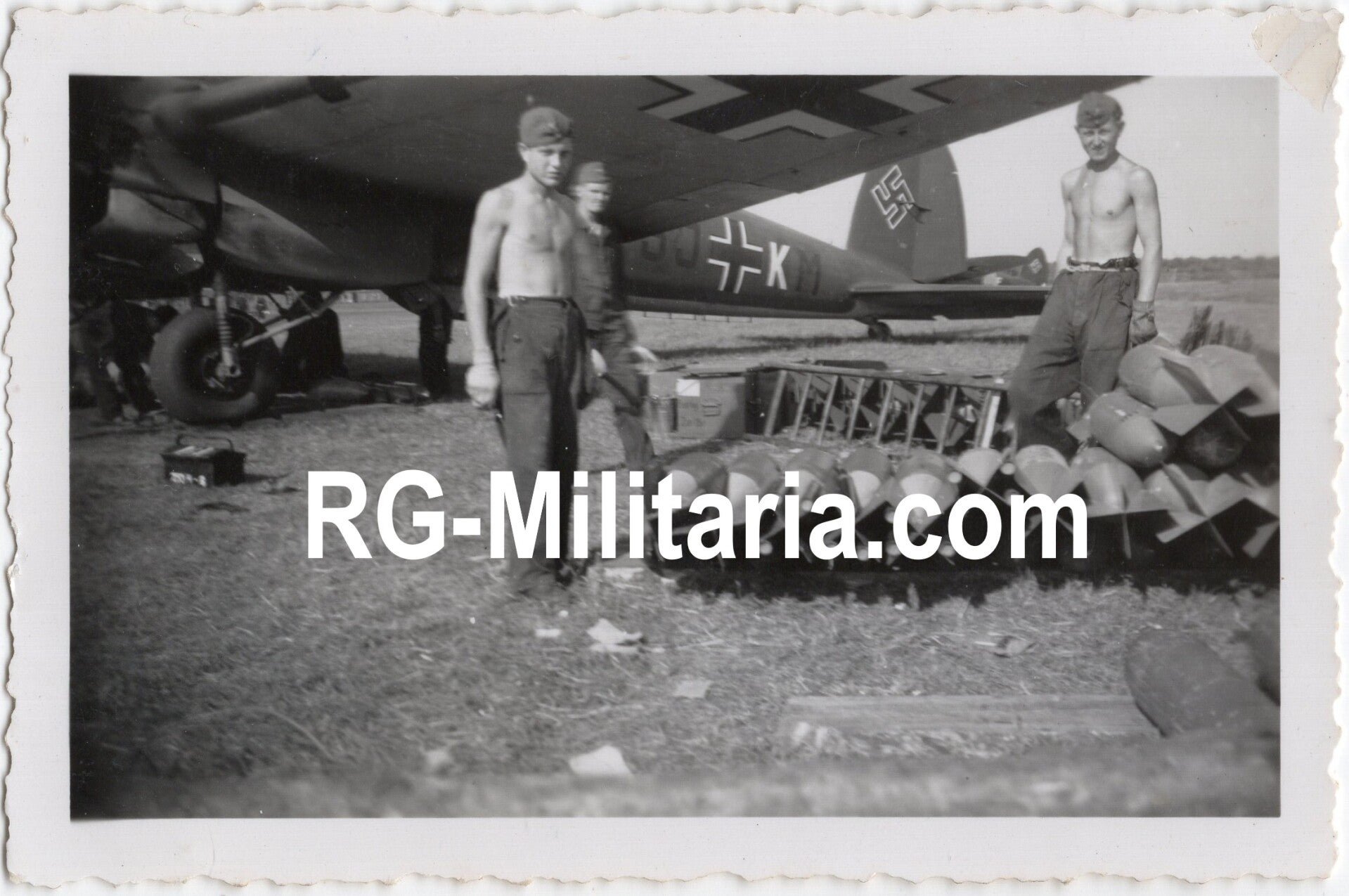 Original WW2 German Photo - Heinkel He 111 loading bombs at Fliegerhorst Schiphol, Amsterdam (1940) — image 3