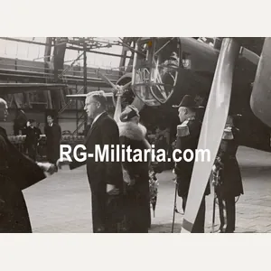 Original WW2 Dutch Press Photo - Dutch Queen Wilhelmina inspects …