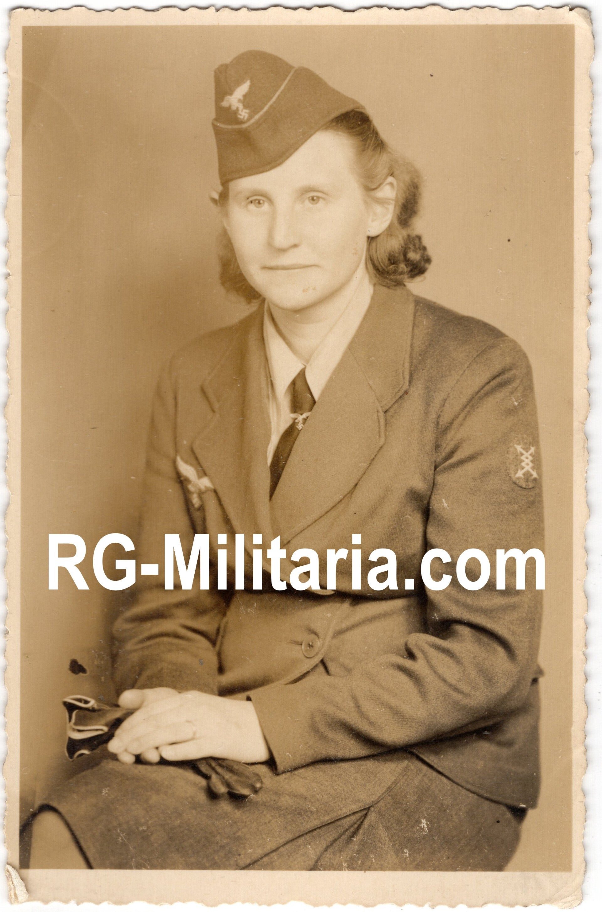 Original WW2 German Portrait Photo - Luftwaffe Funker Blitzmädel portrait (1943) — image 3