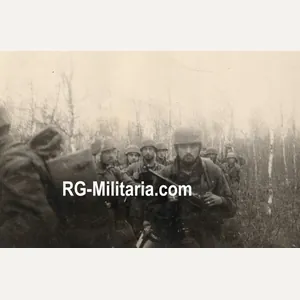 Original WW2 German Photo - Fallschirmjäger in the woods