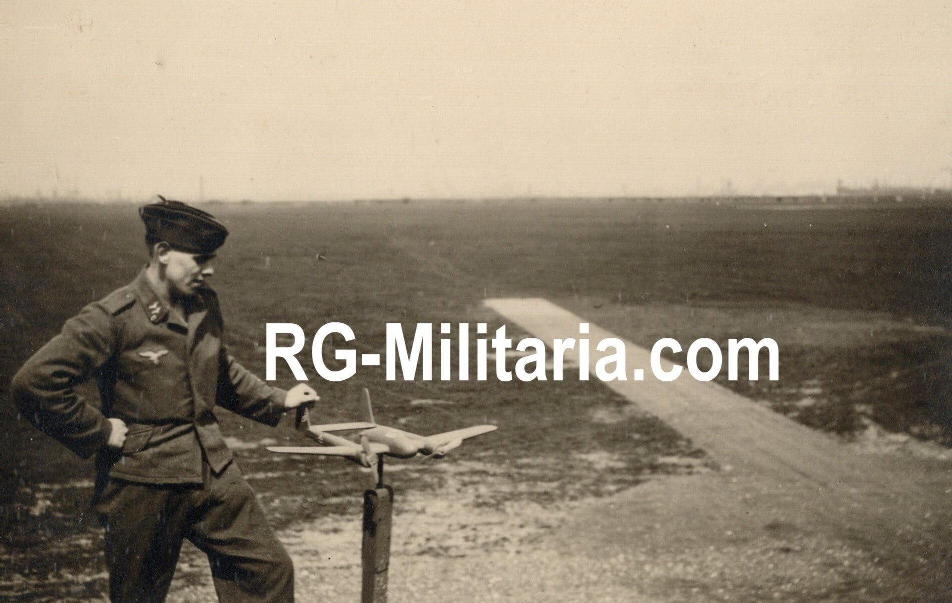 Original WW2 German Photo - Luftwaffe soldiers at Airfield Waalhaven, Rotterdam, Holland — image 2