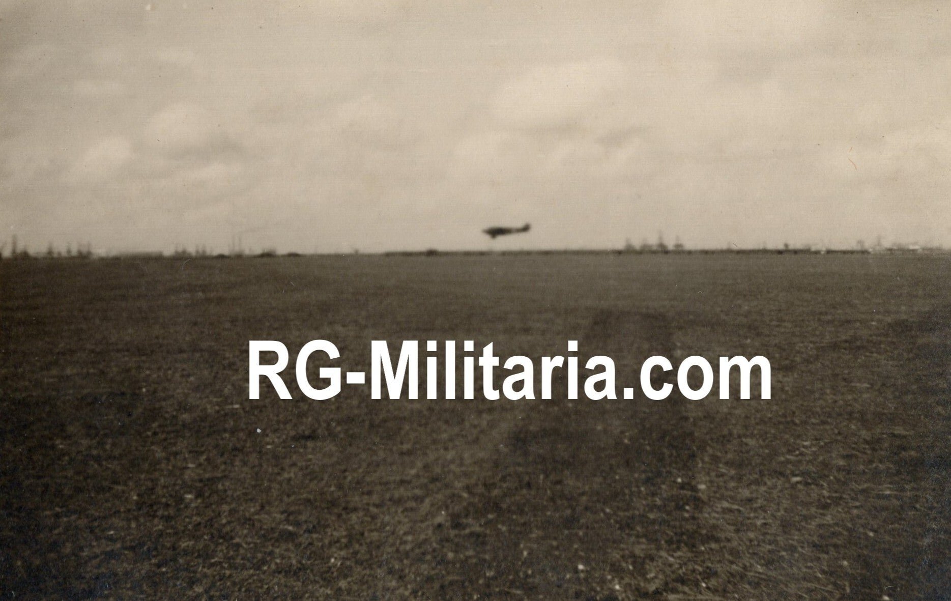 Original WW2 German Photo - Luftwaffe soldiers at Airfield Waalhaven, Rotterdam, Holland — image 8
