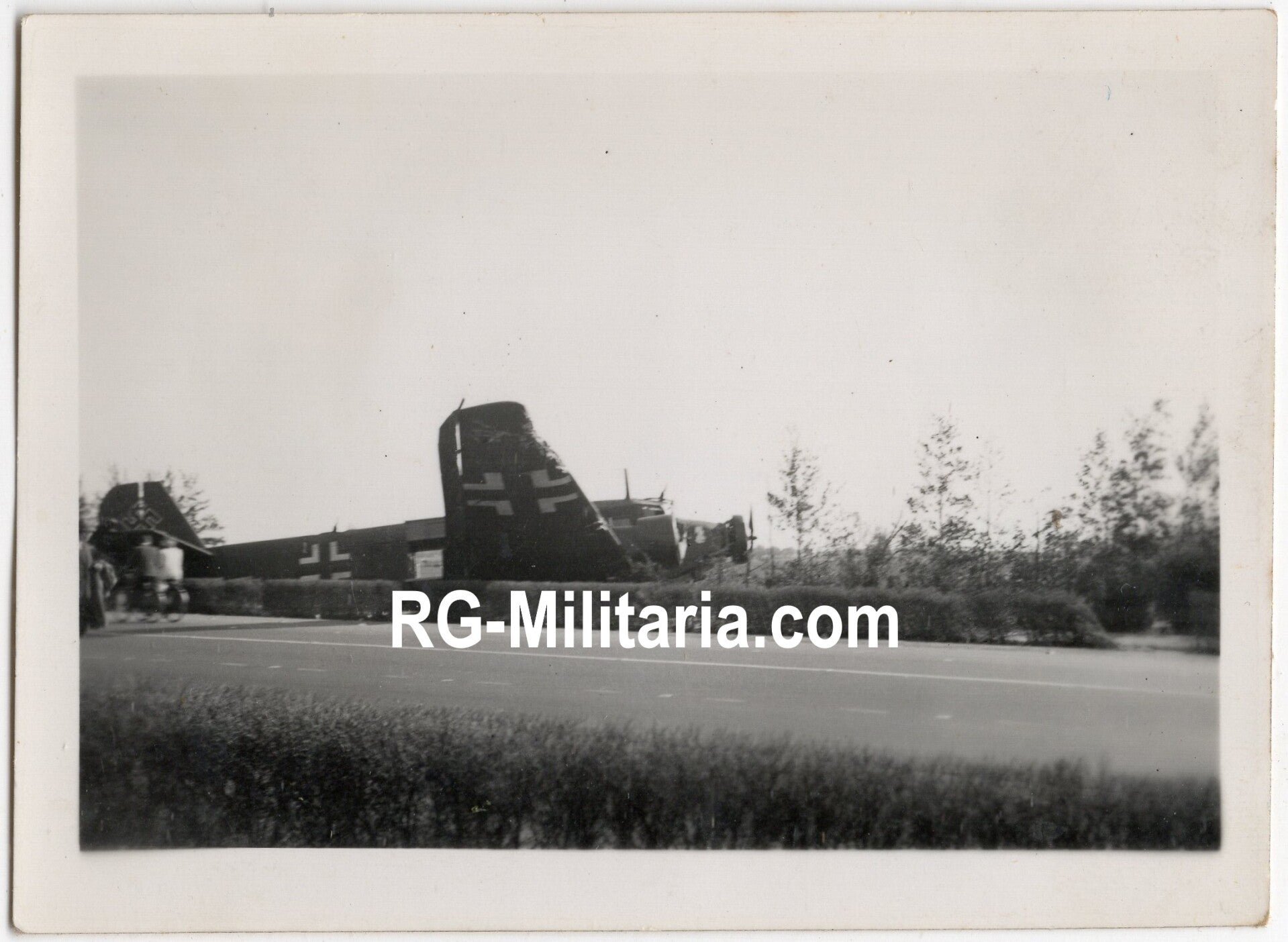 Original WW2 German Photo - Rijksweg near Delft with landed Junkers JU 52 airplane with decal, Blitzkrieg May, Holland (1940) — image 3
