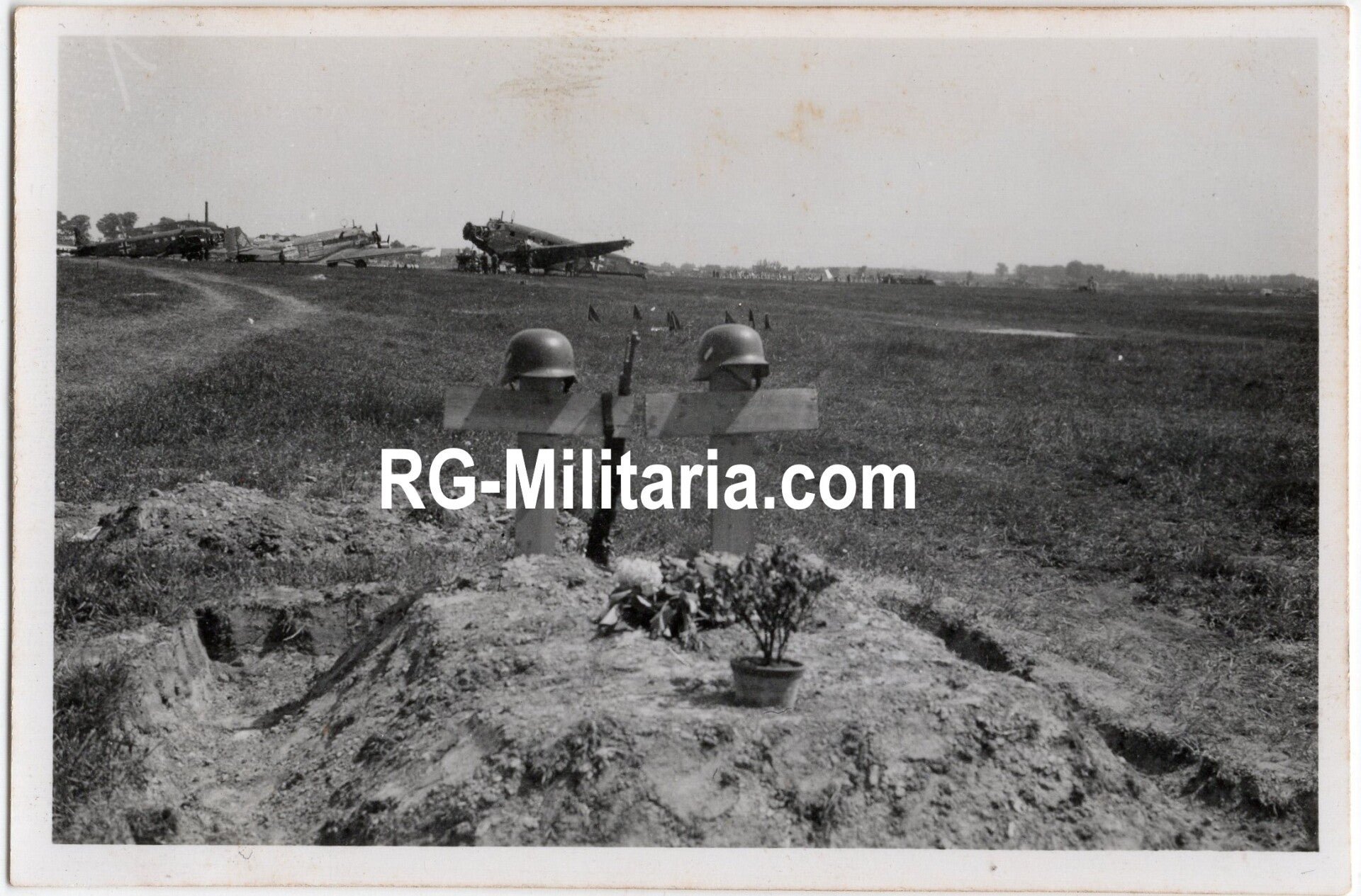 Original WW2 German Photo - German Luftwaffe field graves at the Rotterdam airfield Waalhaven, Holland (1940) — image 3