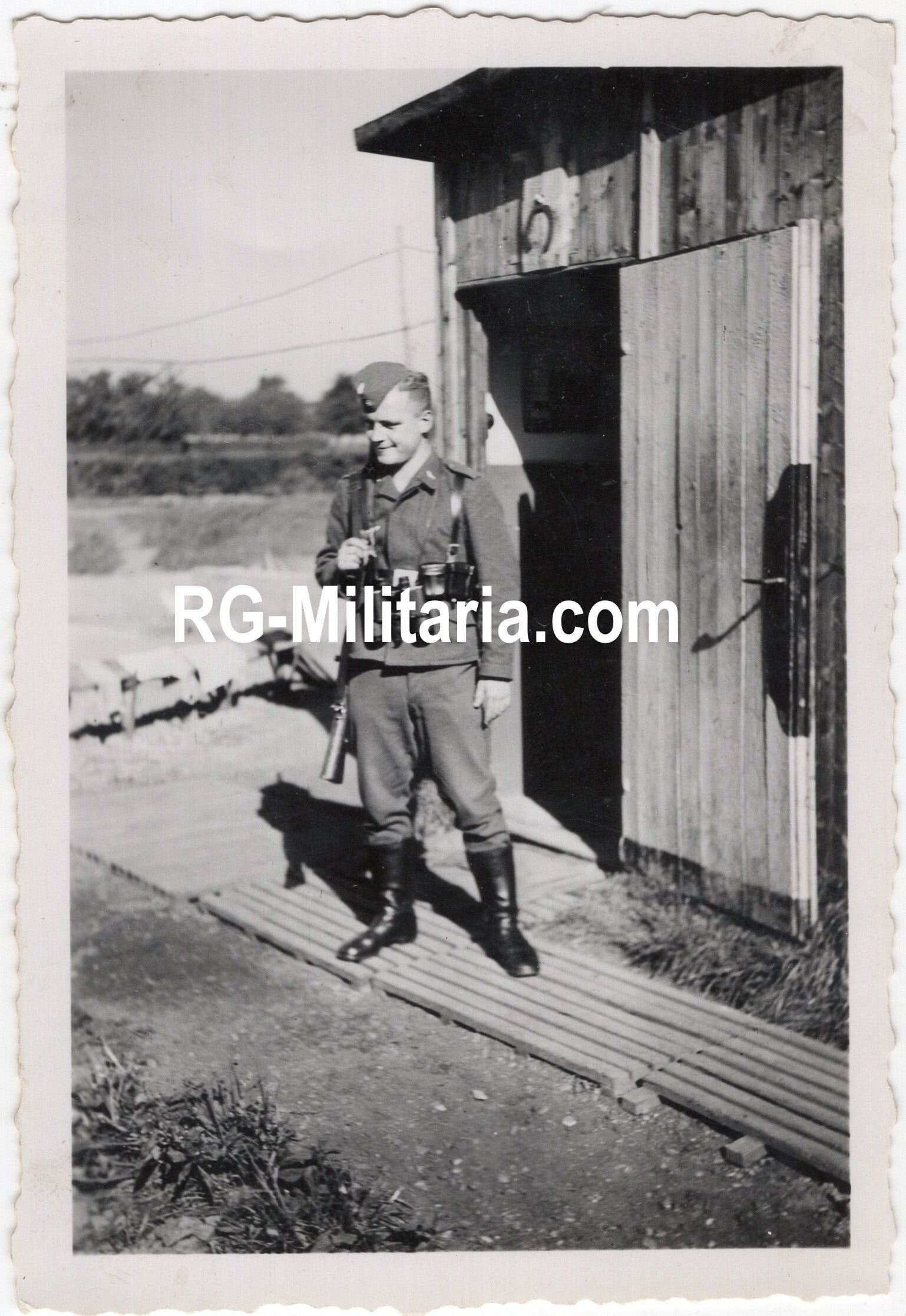 Original WW2 German Photo - Flak soldier in Meliskerke, Zeeland, Holland (1941) — image 3