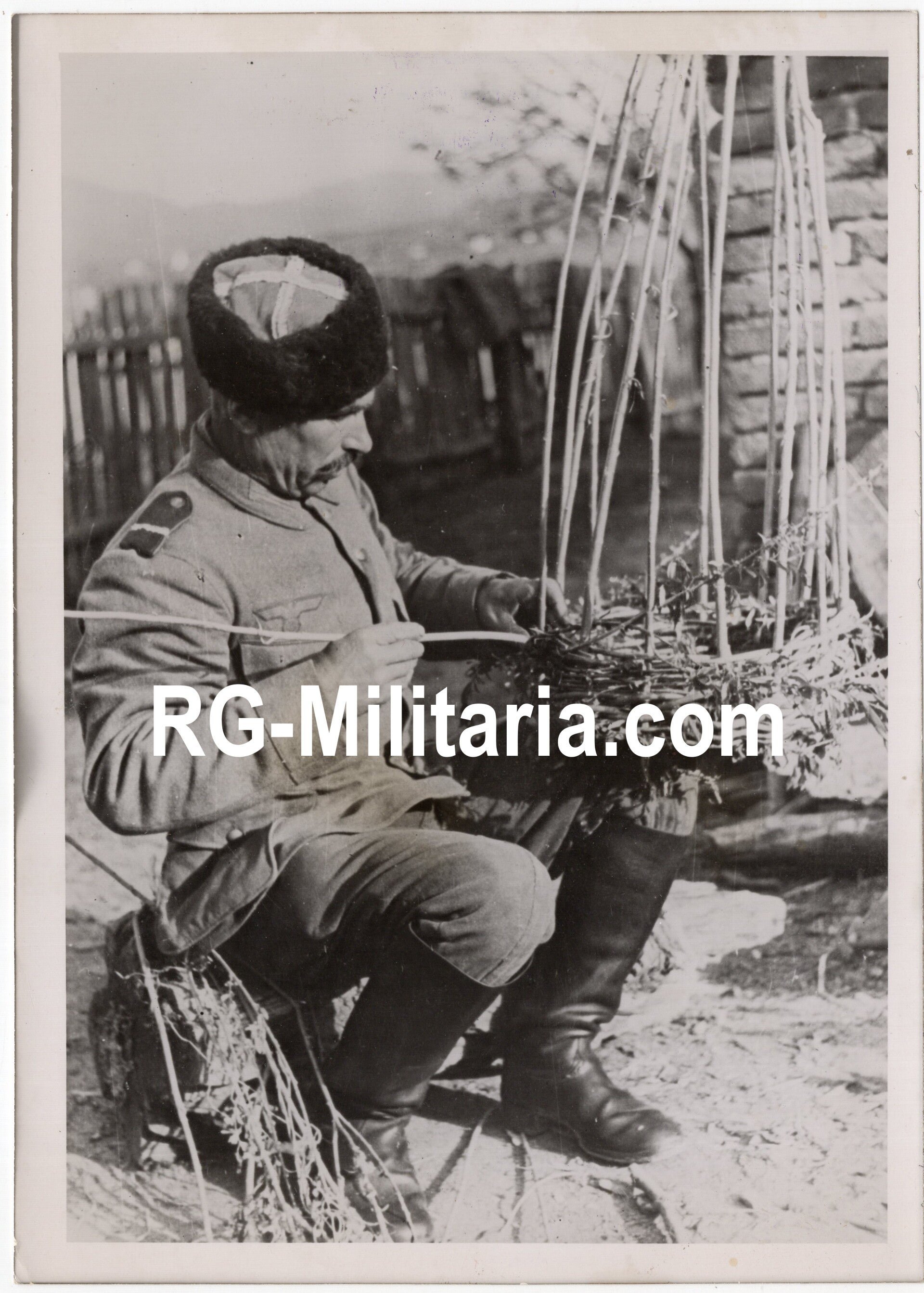 Original WW2 German Waffen SS Press Photo - Ostlegionen Eastern European SS Cavalry Kosaken Corps making a basket (1944) — image 3