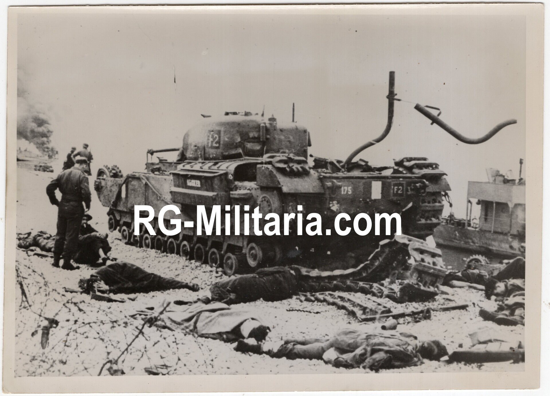 Original WW2 German Press Photo - KIA British troops with tank in Dieppe, France, Operation Jubilee (1942) — image 3