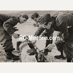 Original WW2 German Press Photo - Panzergrenadiere Division Grossdeutschland gathering …