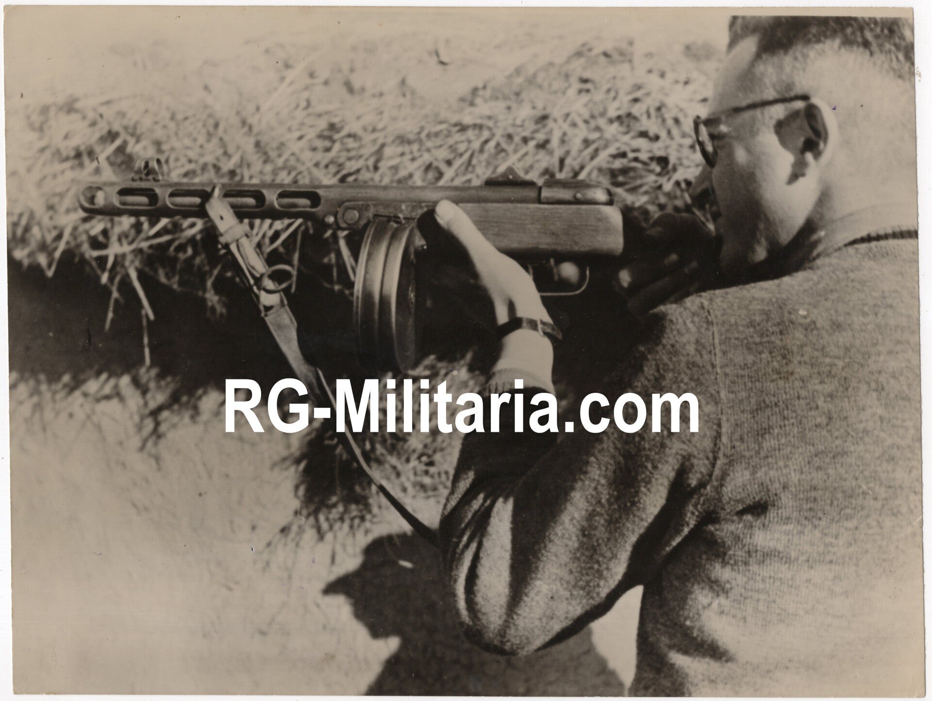 Original WW2 German Press Photo - German with Beutewaffen Soviet PPSH (1943) — image 3