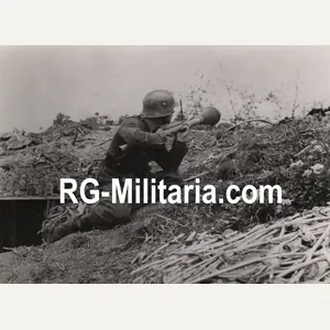 Original WW2 German Press Photo - Panzergrenadiere Division Grossdeutschland soldier …