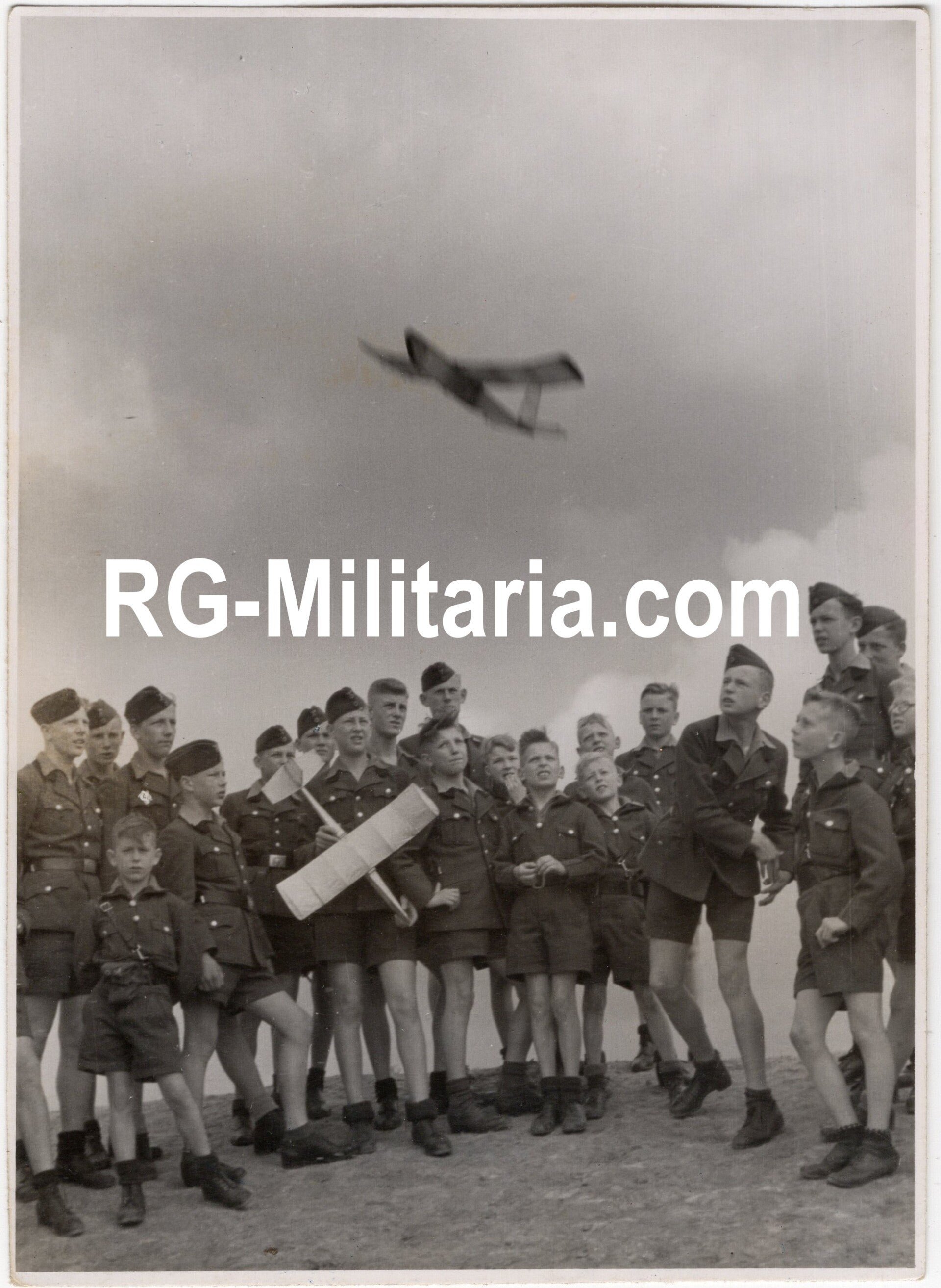 Original WW2 Dutch Waffen SS Press Photo - Reichsschule Valkenburg glider plane toy (1943) — image 3