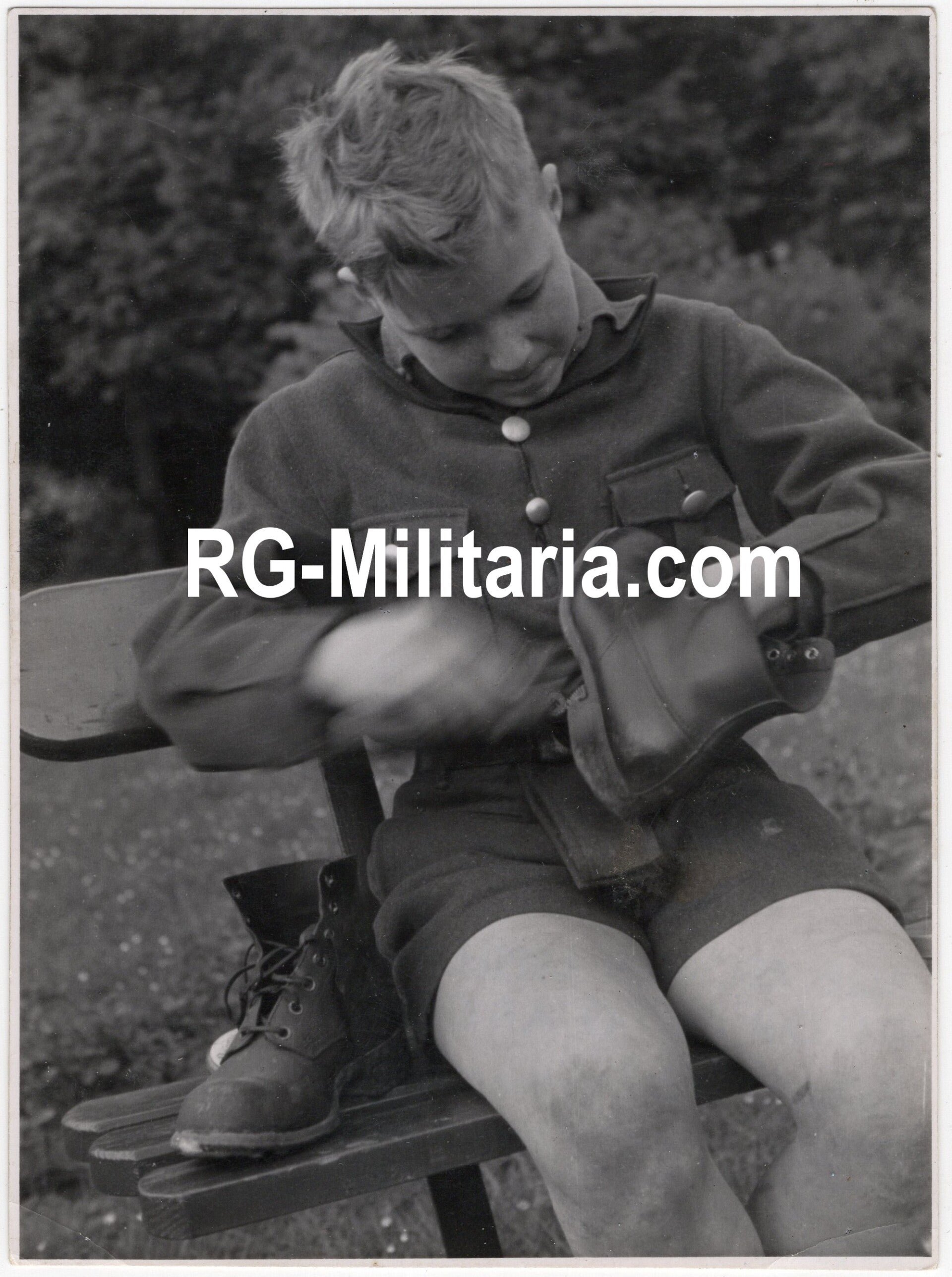 Original WW2 Dutch Waffen SS Press Photo - Reichsschule Valkenburg pupil cleaning his shoes (1943) — image 3