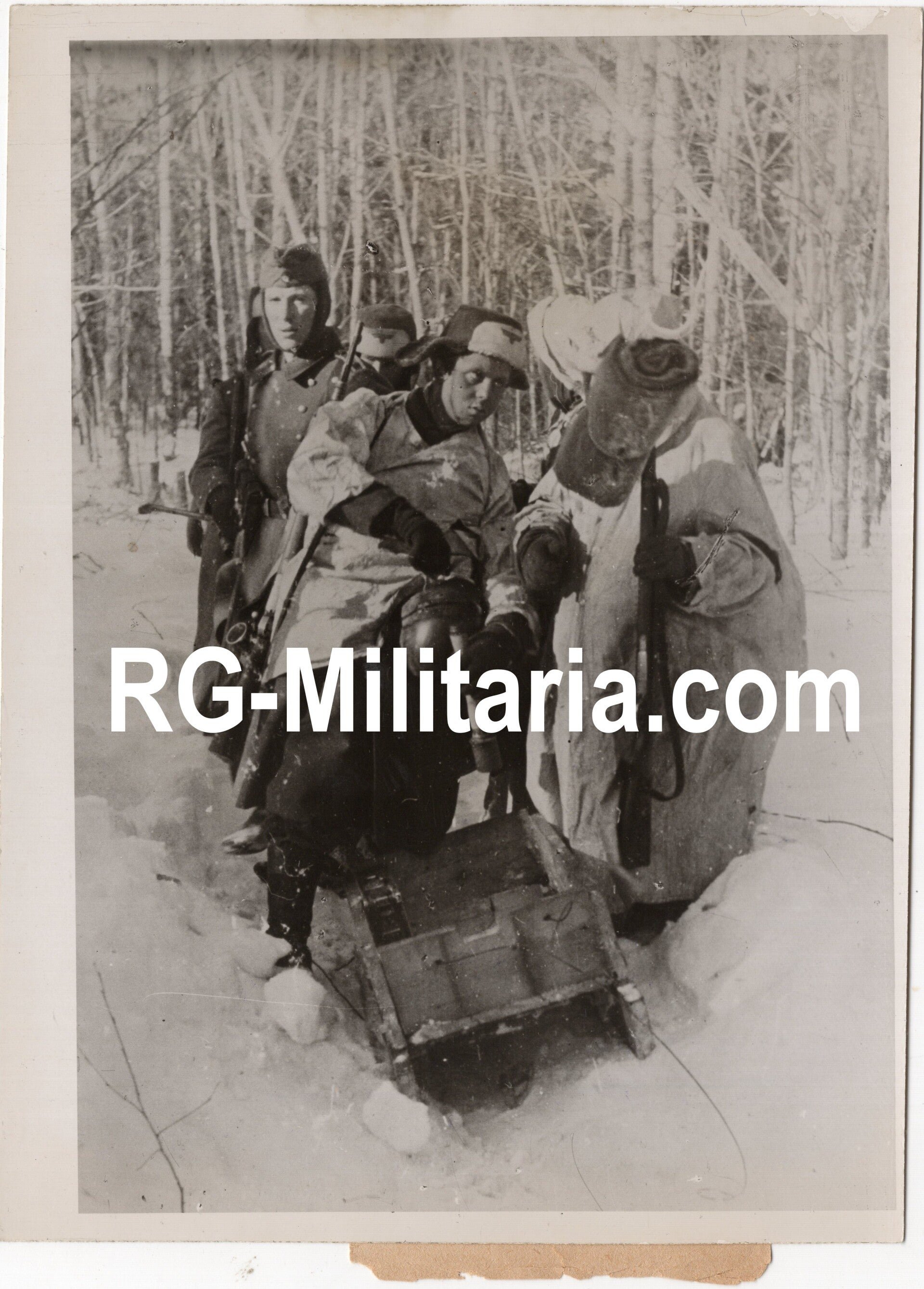 Original WW2 German Press Photo - German soldiers in winter camouflage carrying a sled with ammunition, Eastern Front (1942) — image 3