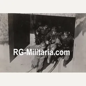 Original WW2 German Press Photo - German soldiers rushing out …