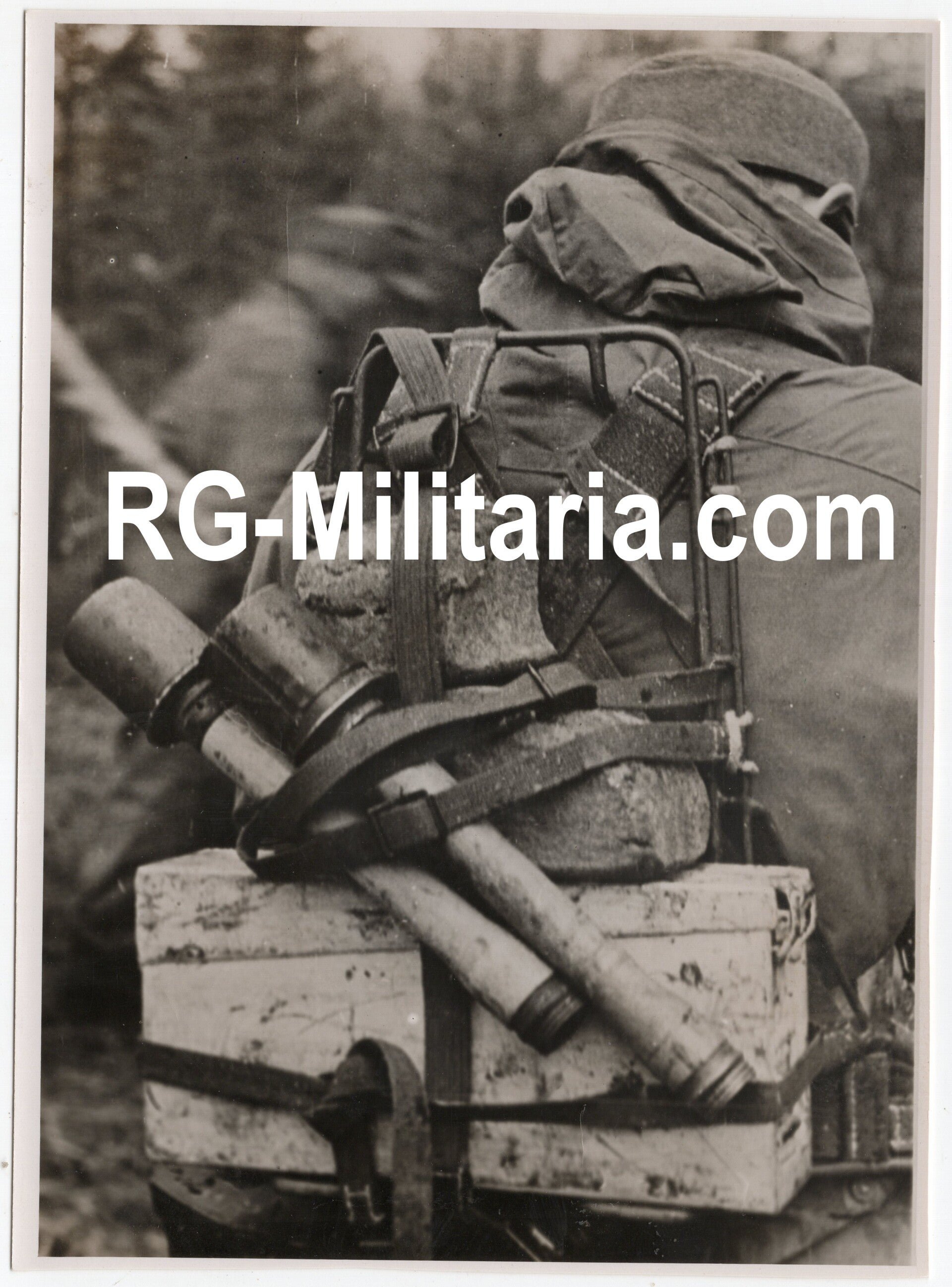 Original WW2 German Press Photo - Gebirgsjäger with Stielgranade in his backpack (1944) — image 3