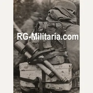 Original WW2 German Press Photo - Gebirgsjäger with Stielgranade in …