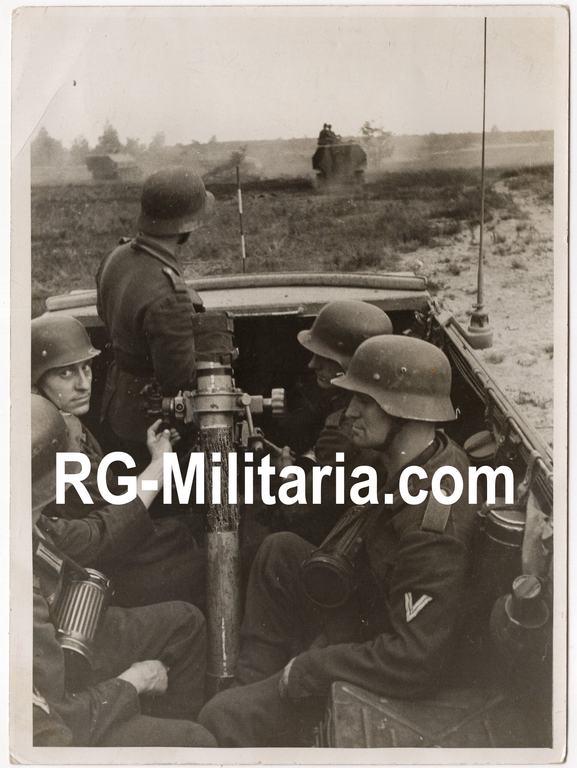 Original WW2 German Press Photo - Panzergrenadiere with a Granatwerfer in an Sd. Kfz. 251 (1944) — image 3