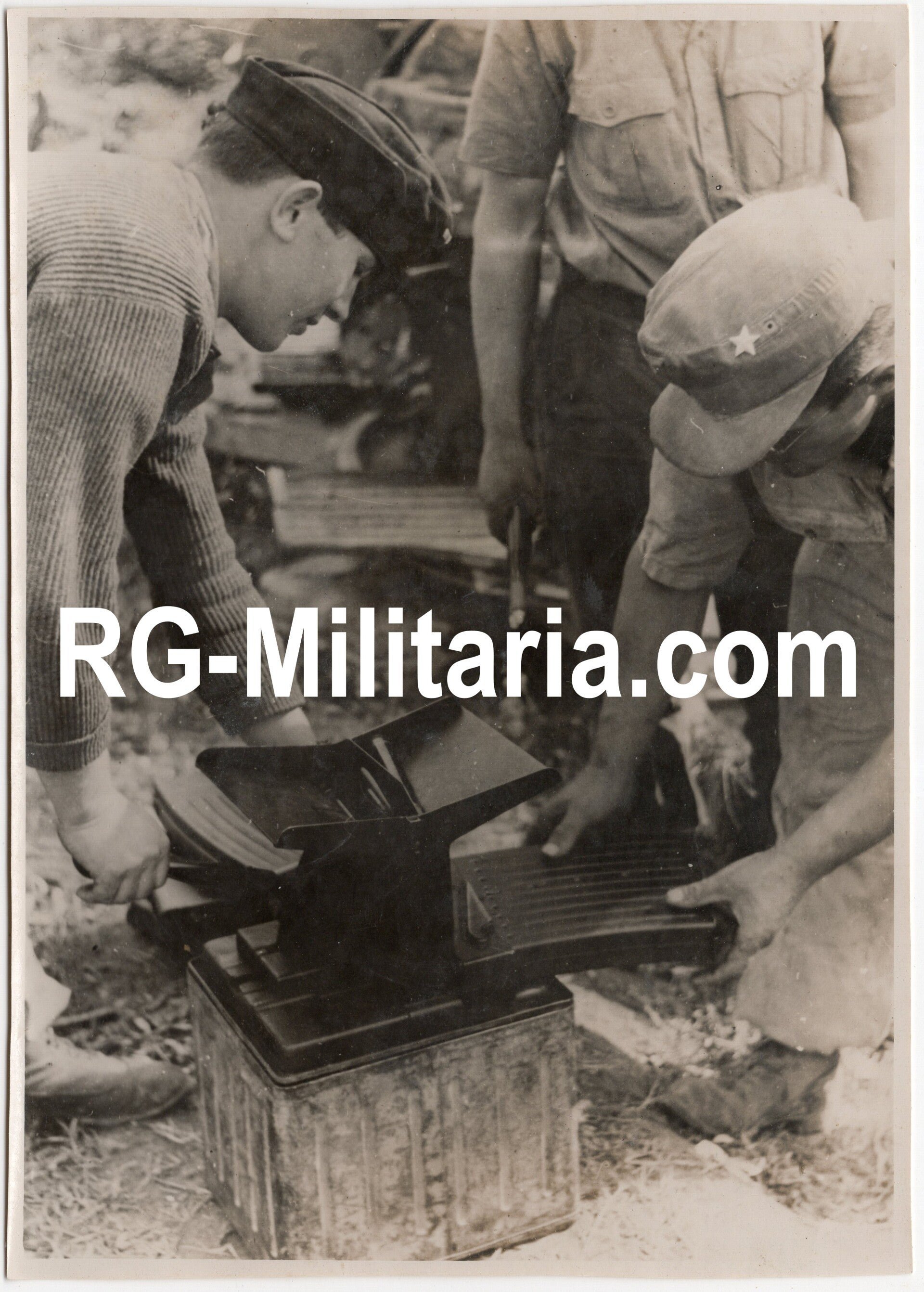 Original WW2 German Press Photo - Preparing Flak ammunition (1943) — image 3