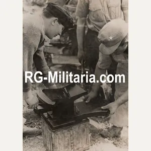 Original WW2 German Press Photo - Preparing Flak ammunition (1943)