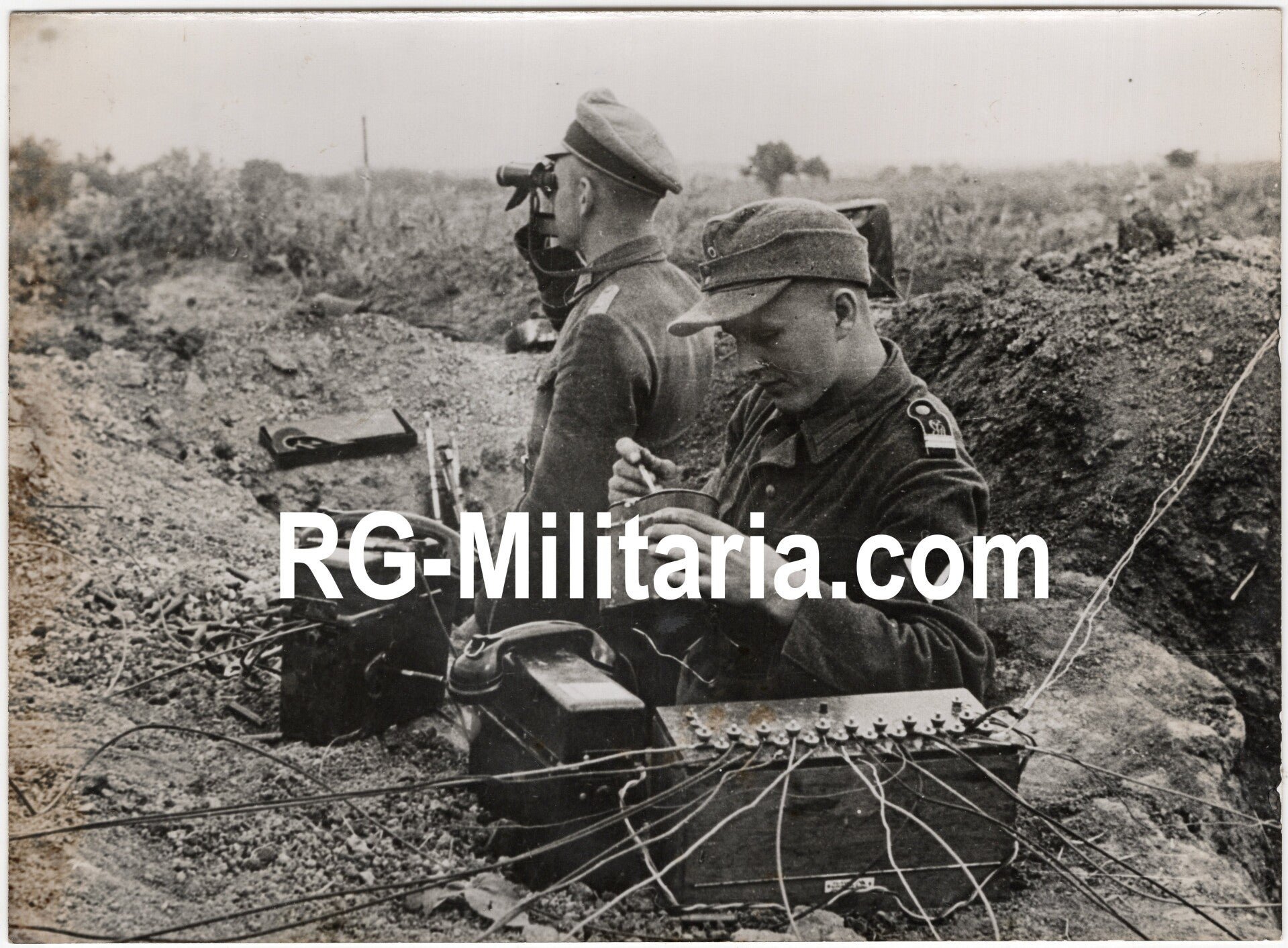 Original WW2 German Press Photo - German Nachrichten eating from his kochgeschirr in the trench — image 3