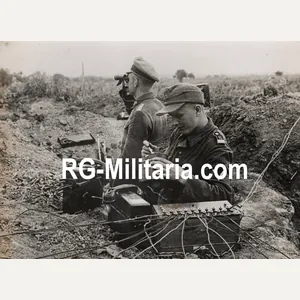 Original WW2 German Press Photo - German Nachrichten eating from …