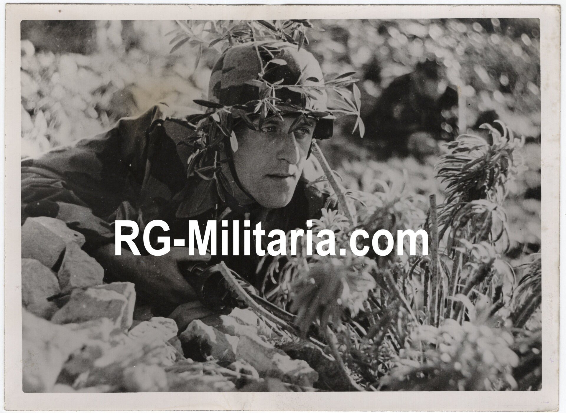 Original WW2 German Press Photo - German soldier in training with camouflage (1944) — image 3