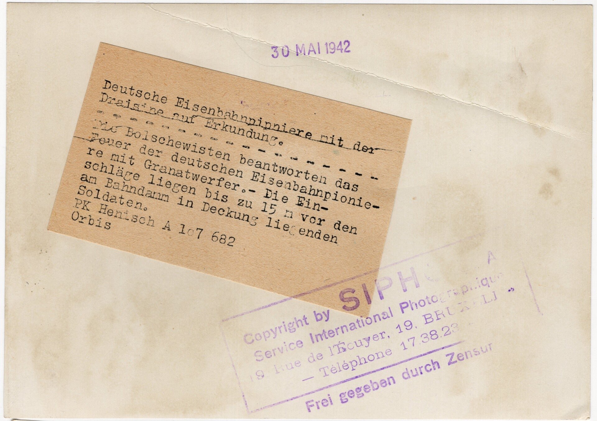 Original WW2 German Press Photo - German Eisenbahnpioniere with a Stielhandgranade (1942) — image 2