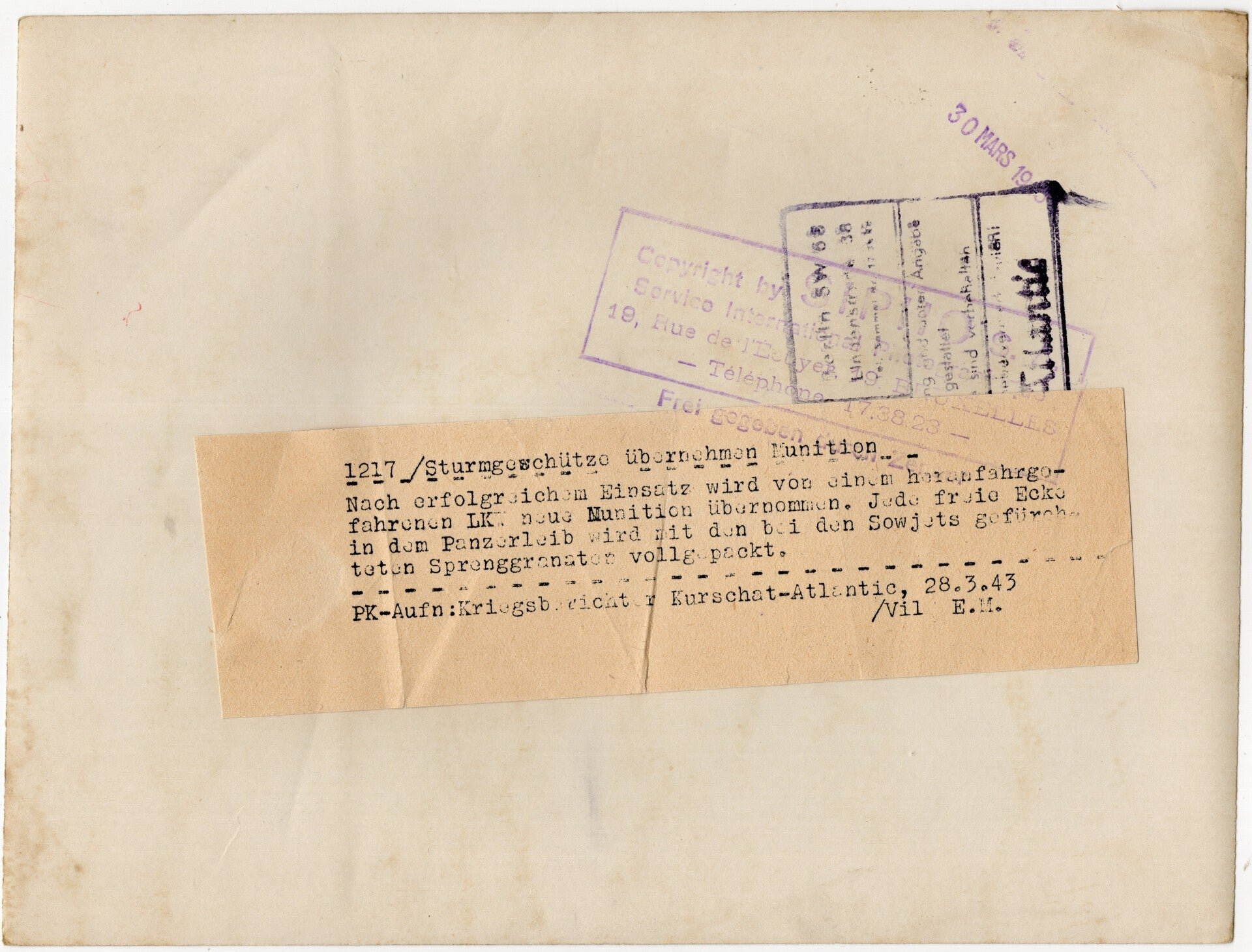 Original WW2 German Press Photo - German Panzer Stug III tank getting new ammunition, Eastern Front (1943) — image 2