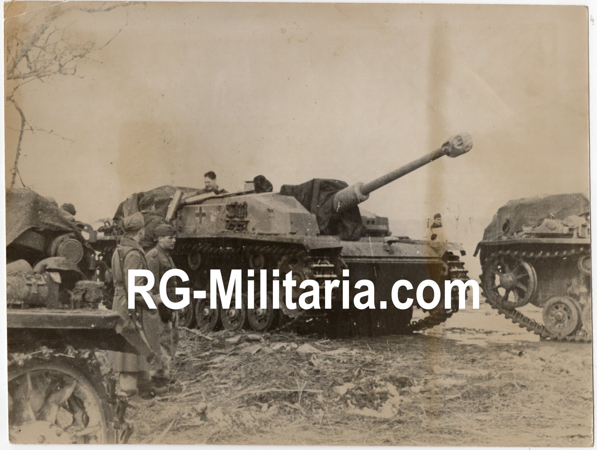 Original WW2 German Press Photo - German Panzer Stug III tank getting new ammunition, Eastern Front (1943) — image 3